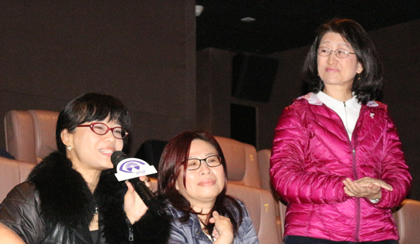 李敏小姐(左一)為《衝鋒車》編著口述影像劇本