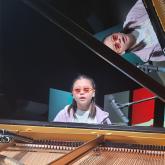 Anna表演钢琴