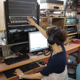 义工在本中心的录音室为视障人士录制
有声书。