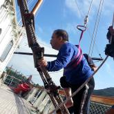 航海冒险：学员挑战攀爬绳梯