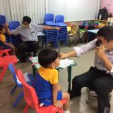 香港盲人輔導會派出視光師及職員到不同的幼稚園為學生提供視覺篩查