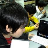 宇恆上課時會用iPad加上鍵盤來寫筆記