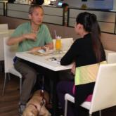 視障主人到餐廳用膳，Deanna會乖乖伏在餐桌下。