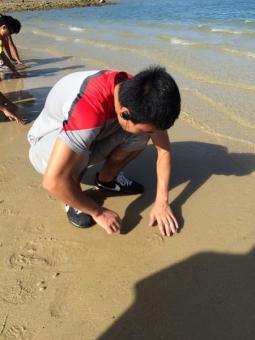 视障人士亲手触摸居於龙尾滩的各种生物。