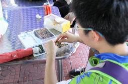 视障人士亲手触摸居於龙尾滩的各种生物。