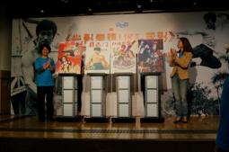 香港盲人辅导会行政总裁谭静仪女士（左）及香港电台数码台台长区丽雅女士（右）一同宣布为四出李小龙经典电影作品加入口述影像。