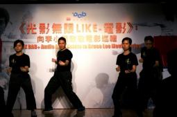 本会咏春队代表表演咏春。