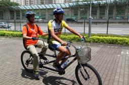 视障人士和健视单车手合作踏协力车。