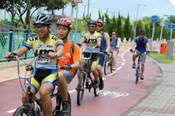 視障人士和健視單車手合作踏協力車。