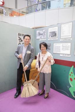 勞工及福利局副局長徐英偉先生，JP與香港盲人輔導會行政總裁譚靜儀女士於懷舊拍照區合照