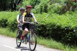 視障人士和健視單車手合作踏協力車。