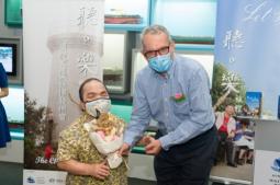 Johnny, the drummer of the Cheers Band presented a souvenir to Mr Richard Wesley, Director of Hong Kong Maritime Museum