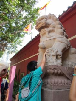 视障人士触摸车公庙外的石狮子。