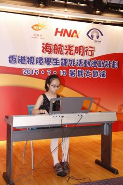 除了跳舞,晓仪更於PRC的活动中表演弹琴。