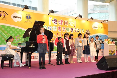 台上九位表演者