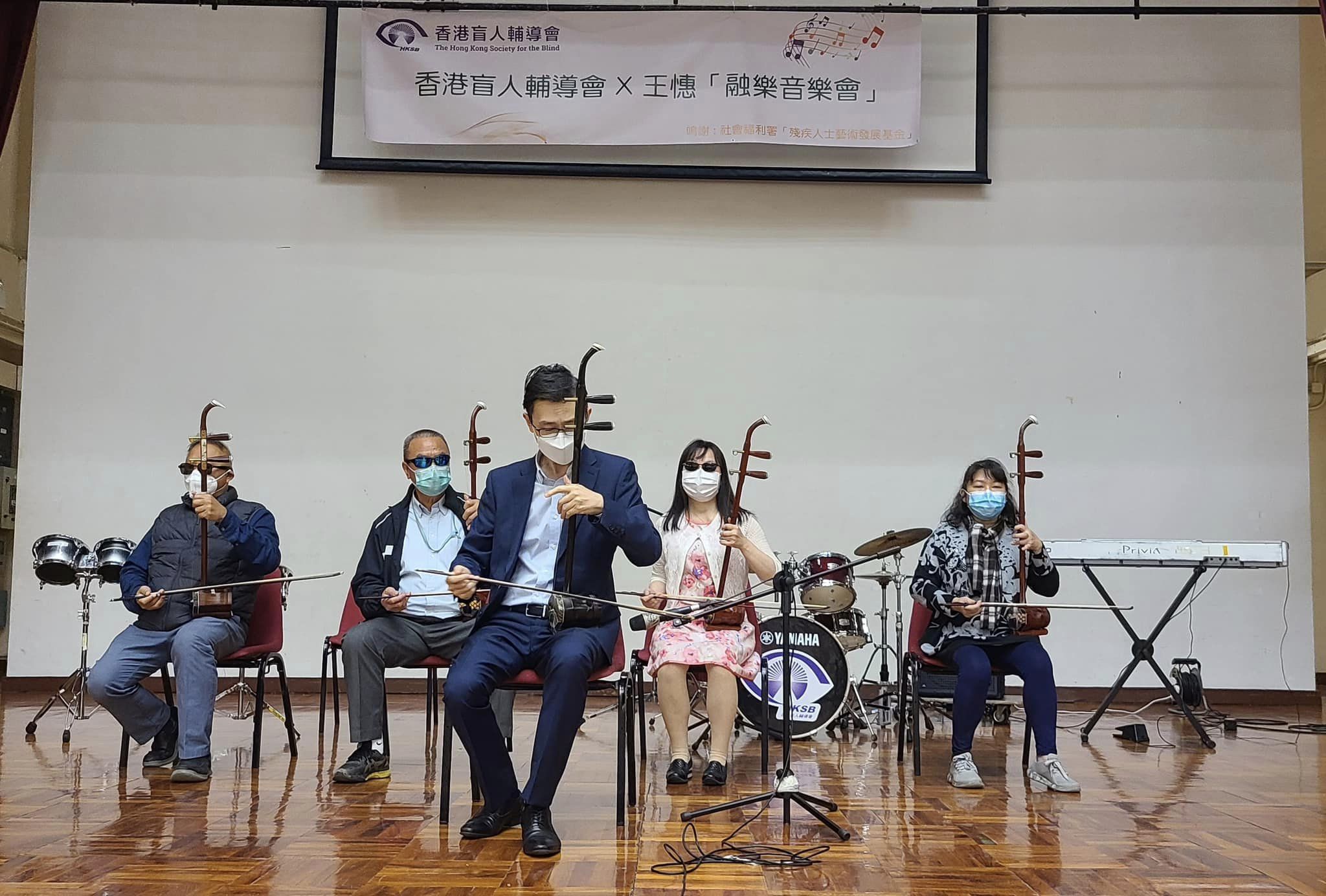 VI members performed together with Ray Wong