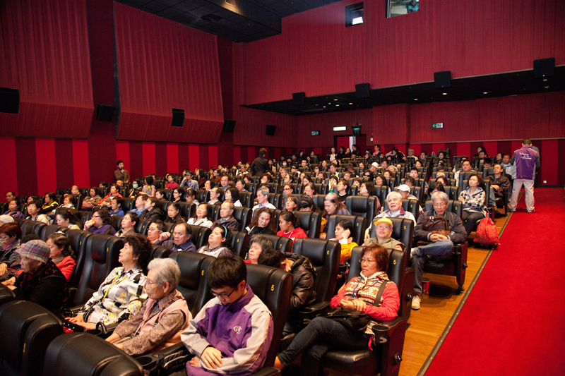 视障会员到戏院看电影