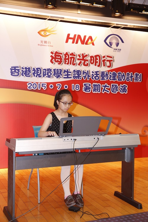 除了跳舞，晓仪更於PRC的活动中表演弹琴。
