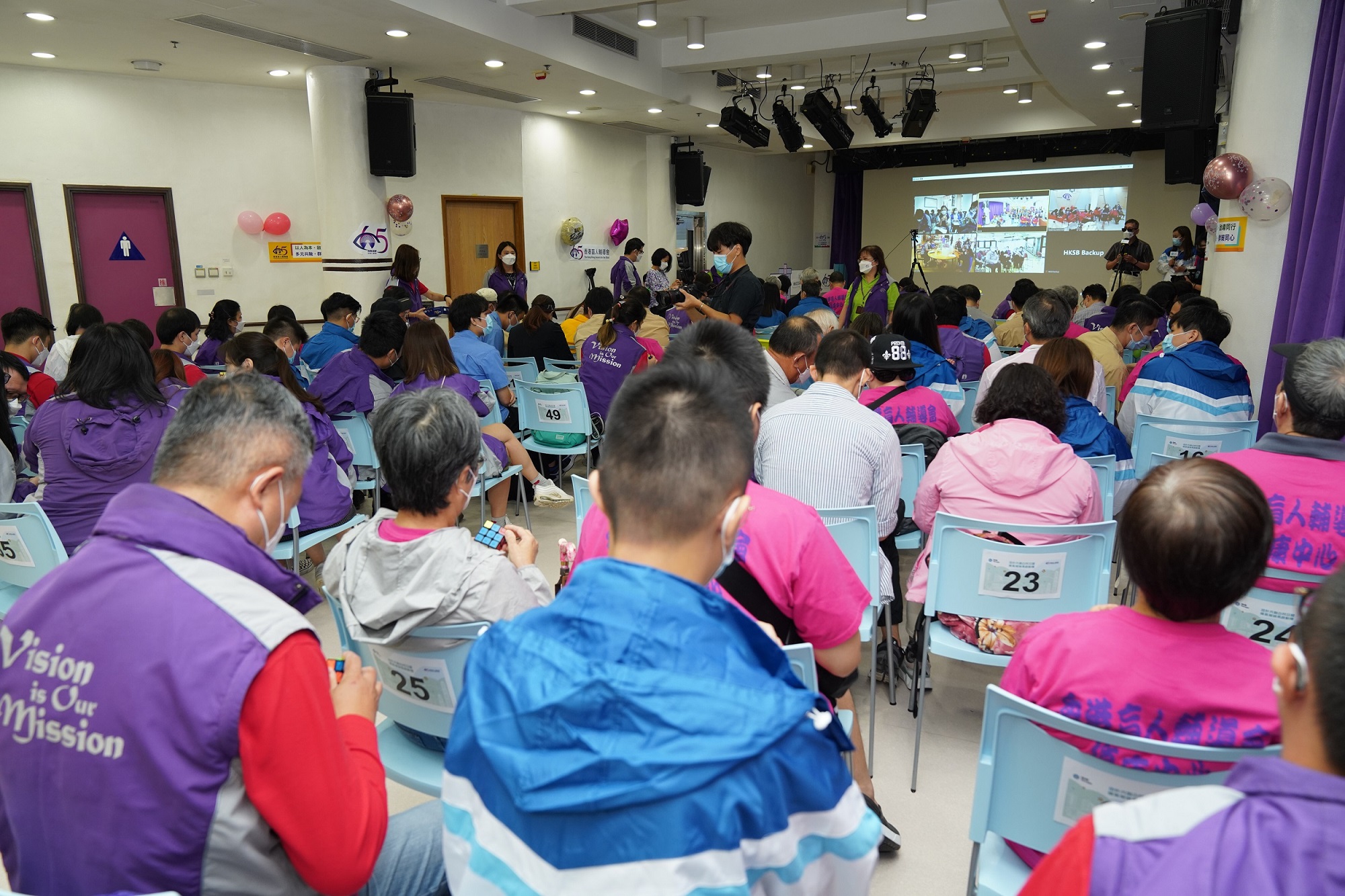 Apart from on-site participants, the staff and service users at our Jockey Club Tuen Mun Home for the Aged Blind, Bradbury Care and Attention Home for the Aged Blind, Yuen Long Home for the Aged Blind, Kowloon Home for the Aged Blind and Morning Glory DAC cum Hostel joined together via zoom. 