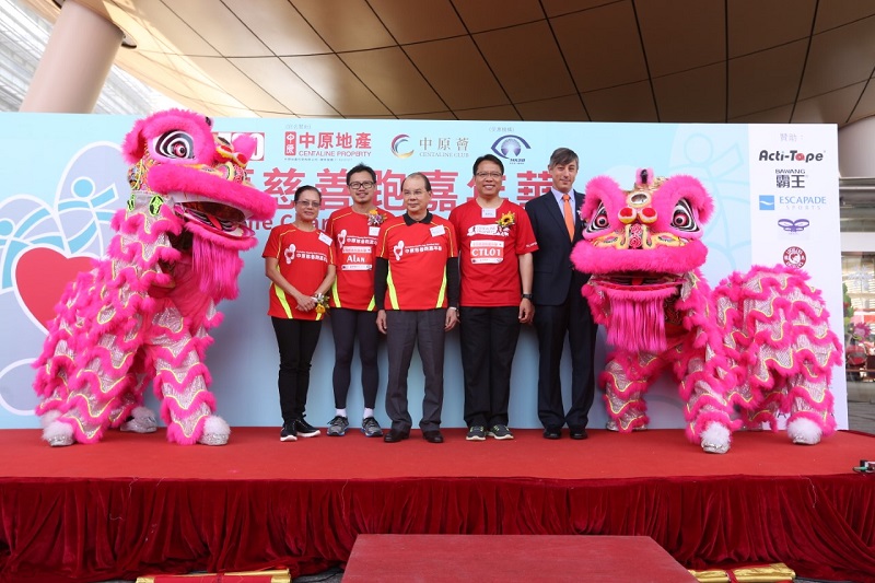 Mr Matthew Cheung Kin-Chung (middle) attended to show his support to the event