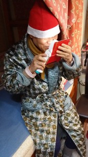 李伯伯接受服務後，家居環境得以改善，並可用助視器閱讀。