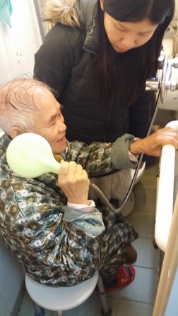 李伯伯接受服務後，家居環境得以改善，並可用助視器閱讀。