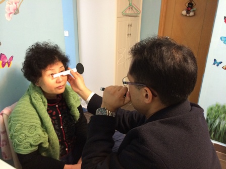 視光師為長者檢查視力