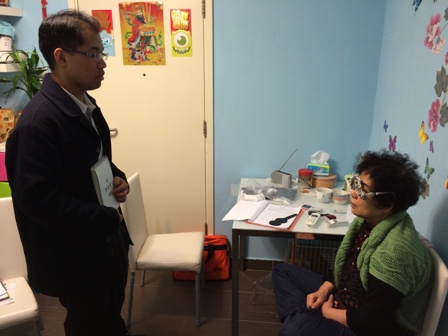 視光師為長者檢查視力