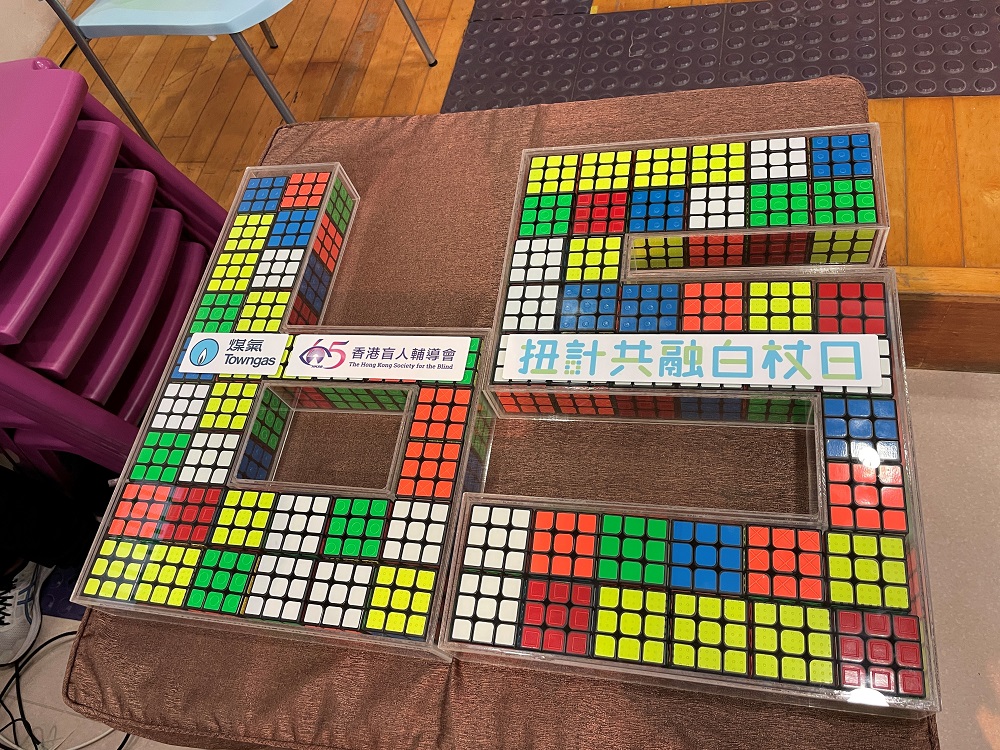 The 65 Rubik’s Cubes were put inside this box