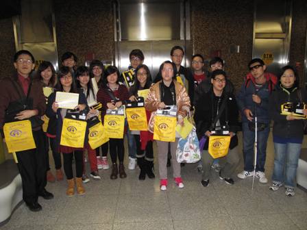 愛心售旗日當天義工們落力的在街上賣旗