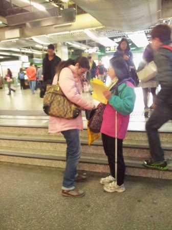 愛心售旗日當天義工們落力的在街上賣旗