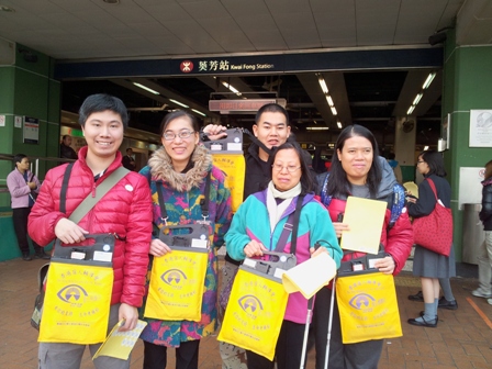 愛心售旗日當天義工們落力的在街上賣旗