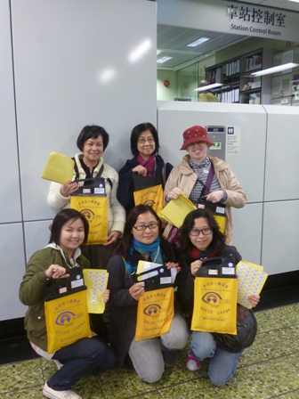 愛心售旗日當天義工們落力的在街上賣旗