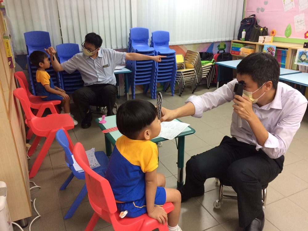 香港盲人輔導會派出視光師及職員到不同的幼稚園為學生提供視覺篩查