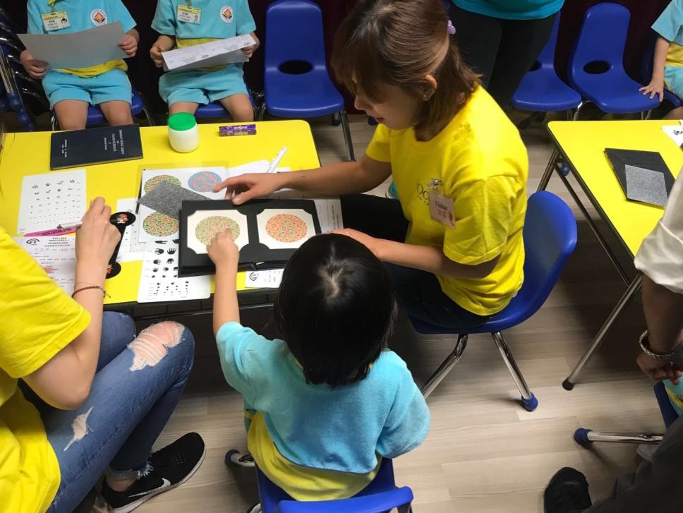 香港盲人輔導會派出視光師及職員到不同的幼稚園為學生提供視覺篩查