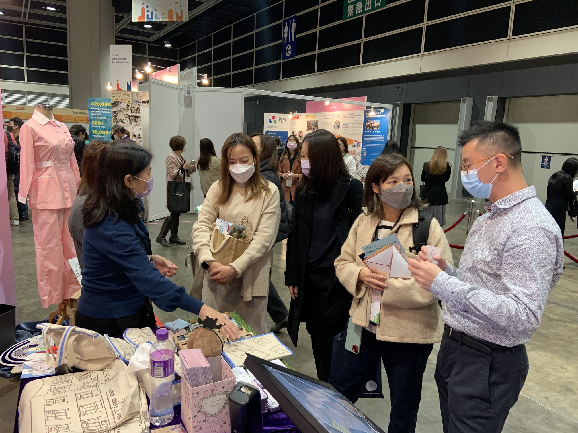 Both  of the  “Touch the World”  and “MCS 19” Brand handmade products had demonstrated and let the public to understand how it assisted for the vision impaired persons in work and their handmade products