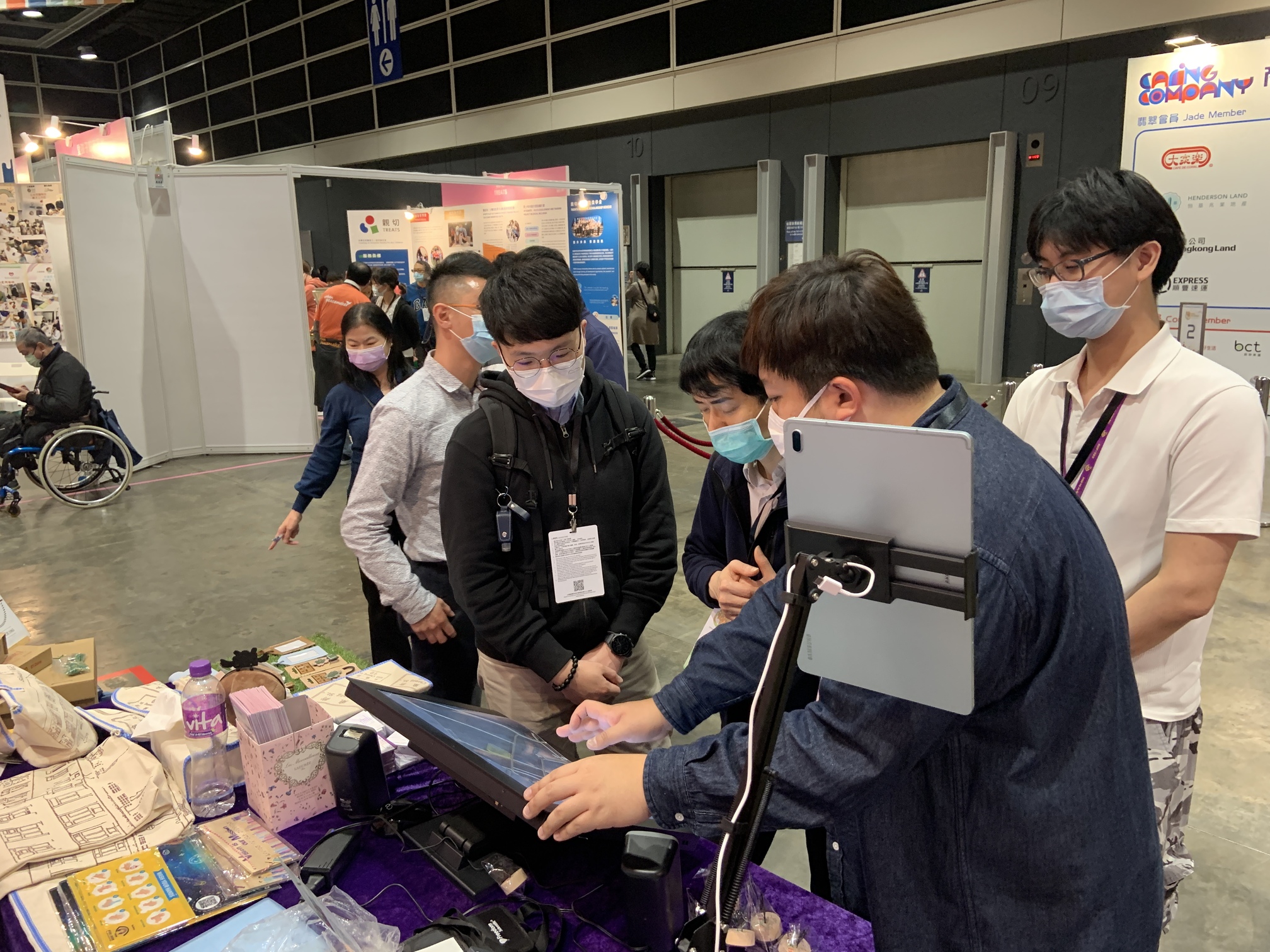 Both  of the  “Touch the World”  and “MCS 19” Brand handmade products had demonstrated and let the public to understand how it assisted for the vision impaired persons in work and their handmade products