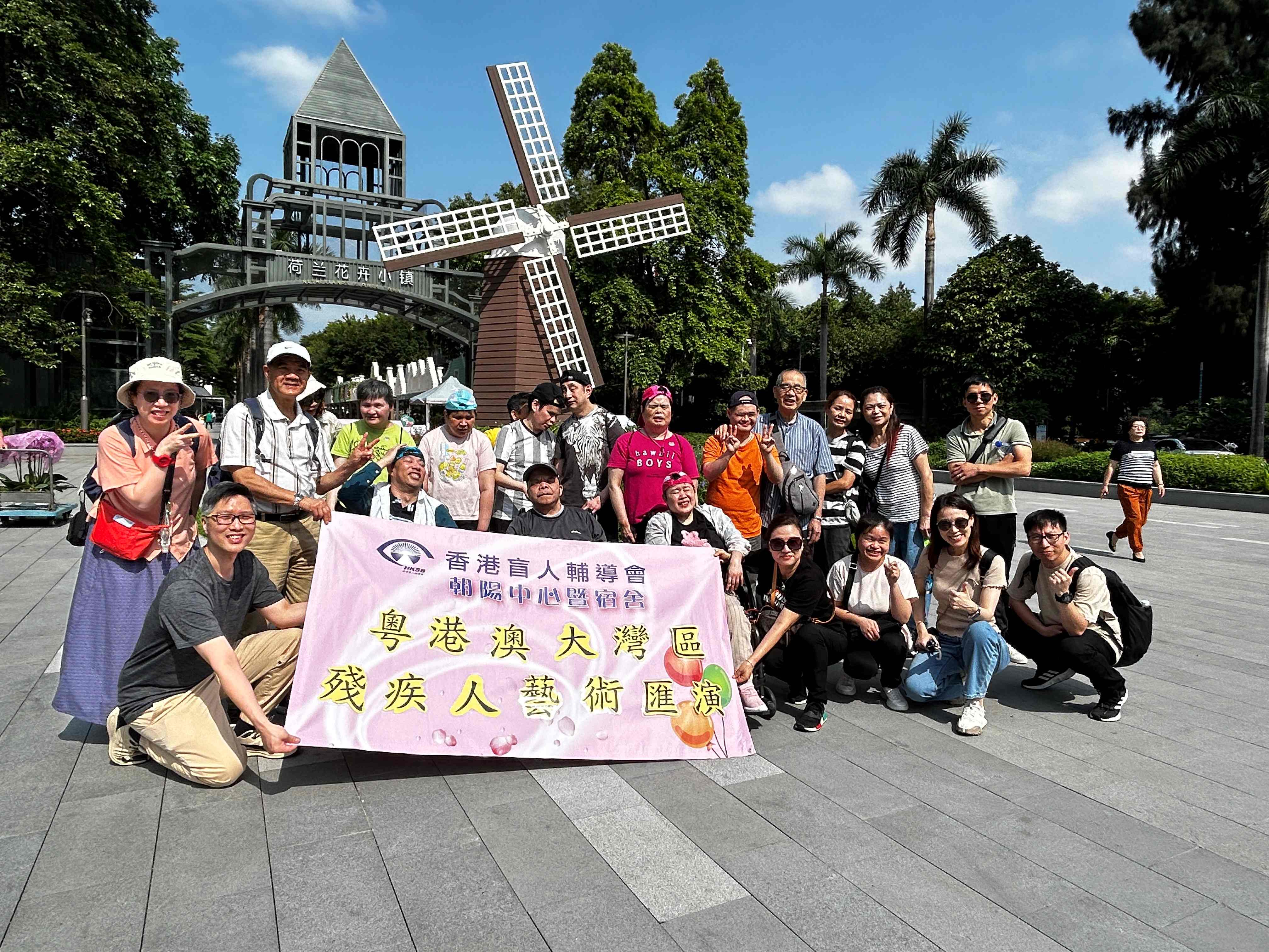 隊員抽空遊覧荷蘭花卉小鎮及海上世界