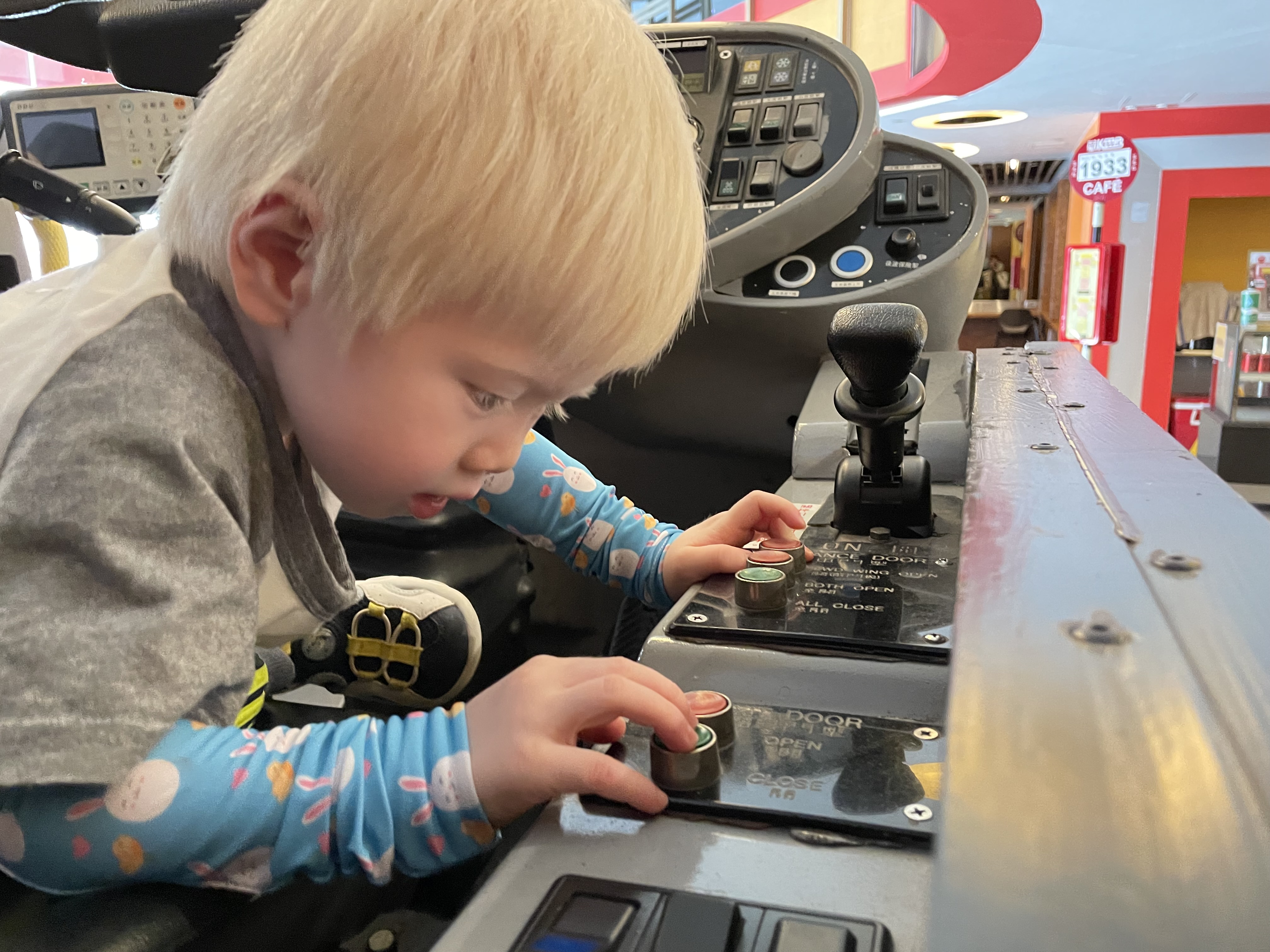 幾位巴士迷的小朋友除了向導賞員了解巴士的進化史，更為能近距離觀賞不同型號之古董巴士而著迷