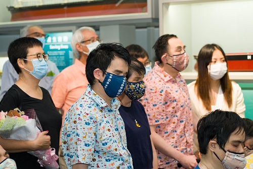 The guests enjoyed the premiere of “Starry Night” MV