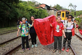 Write down the wishes on the sky lantern