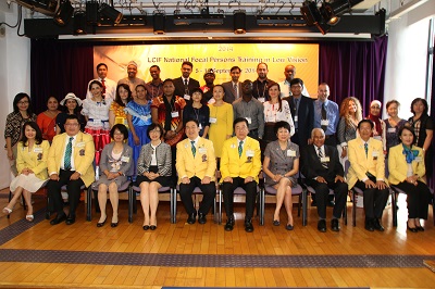 主禮嘉賓於活動開幕禮上與來自各國的參加者合照