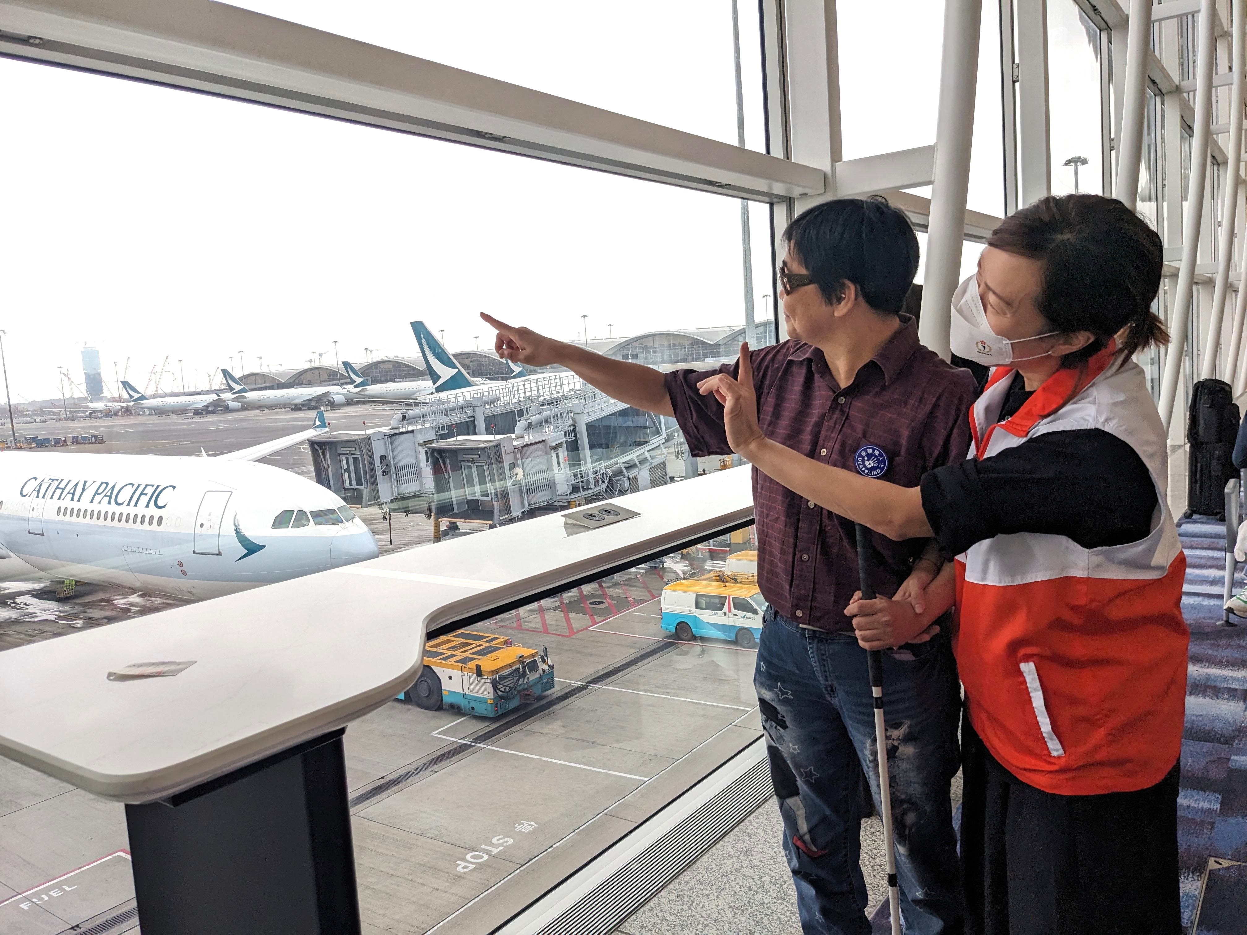 deafblind members at airport