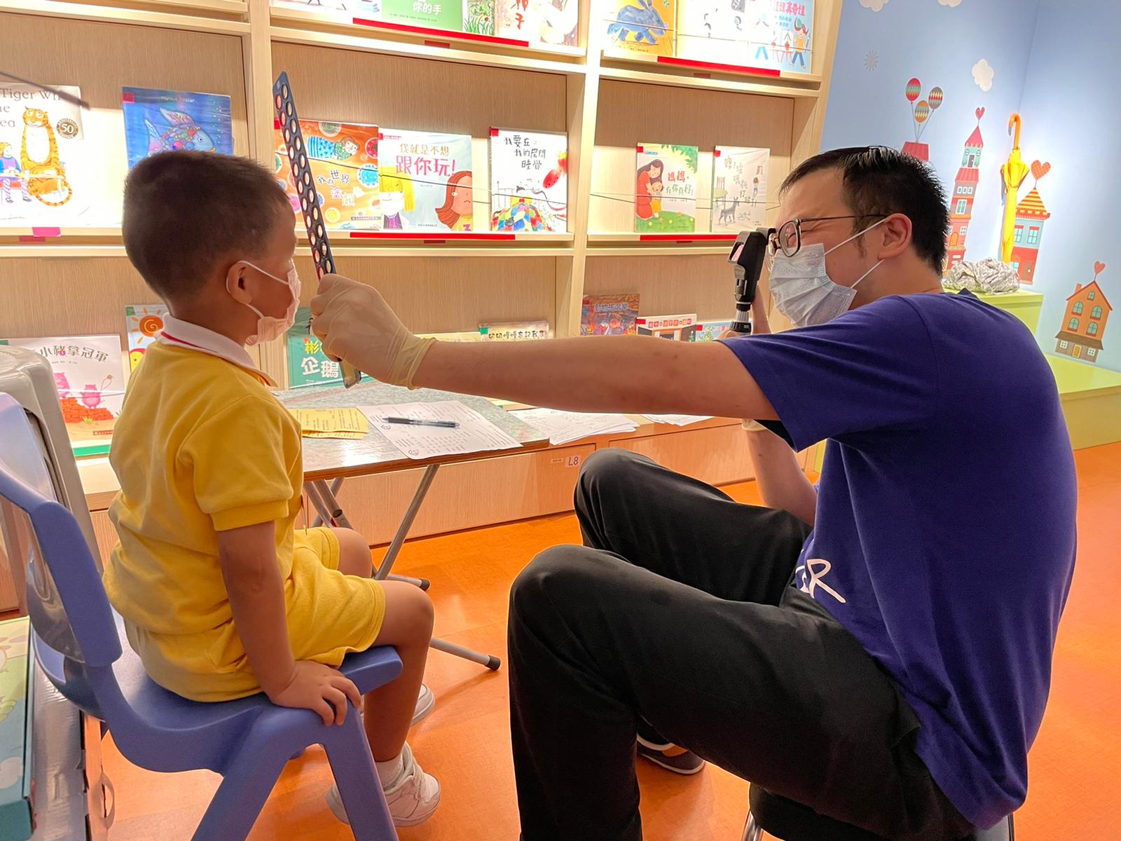 Optometrists conduct vision screening for kindergarten student