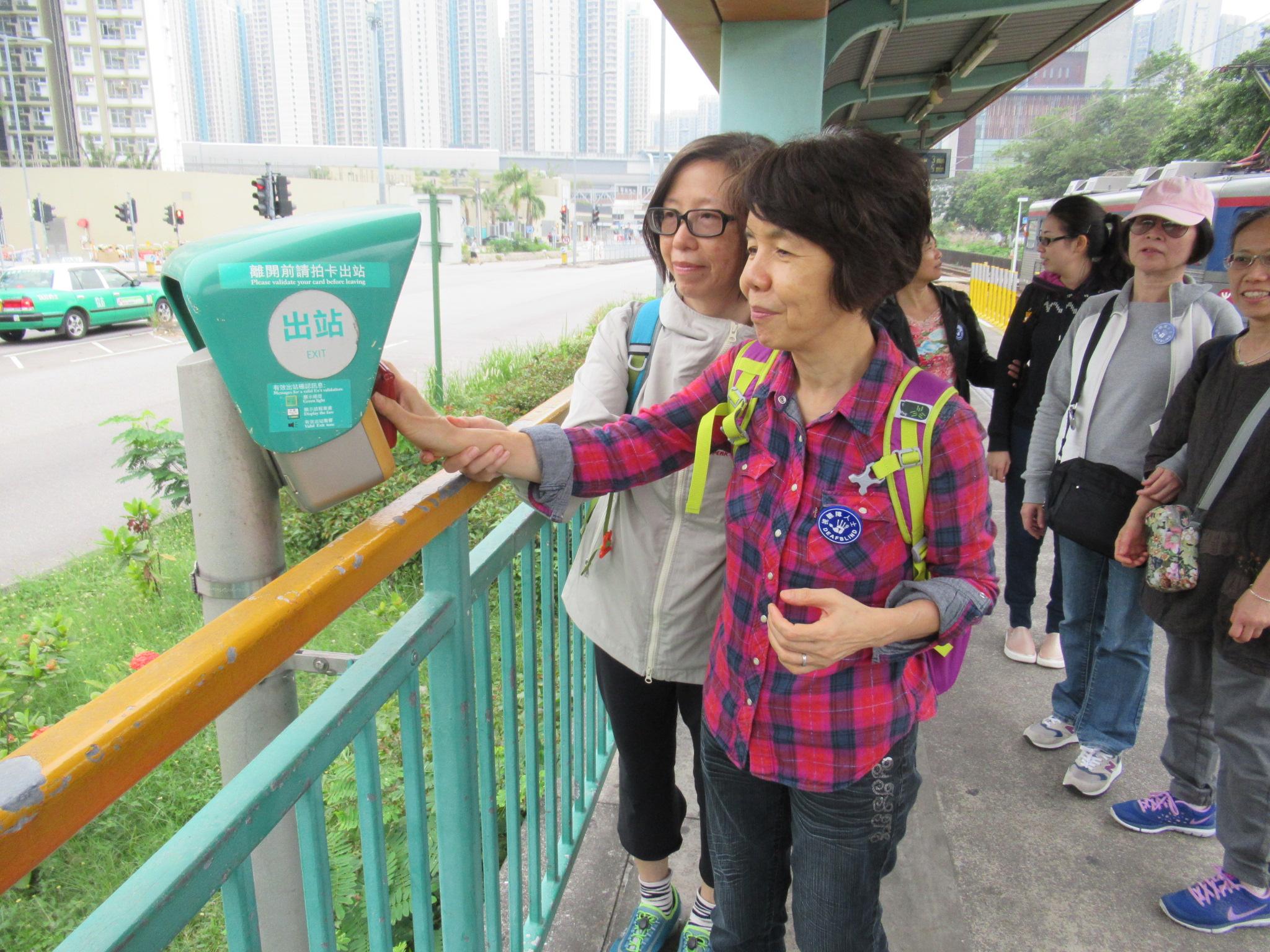 Communicator guides use Orientation and Mobility (O&M) and Sight Guide Technique to escort deafblind throughout the community.