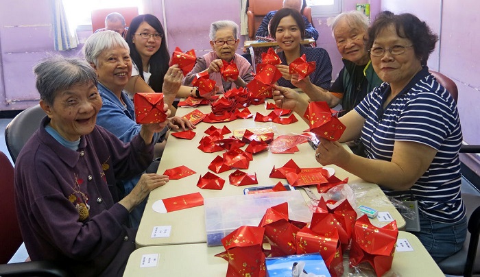 residents make handicraft