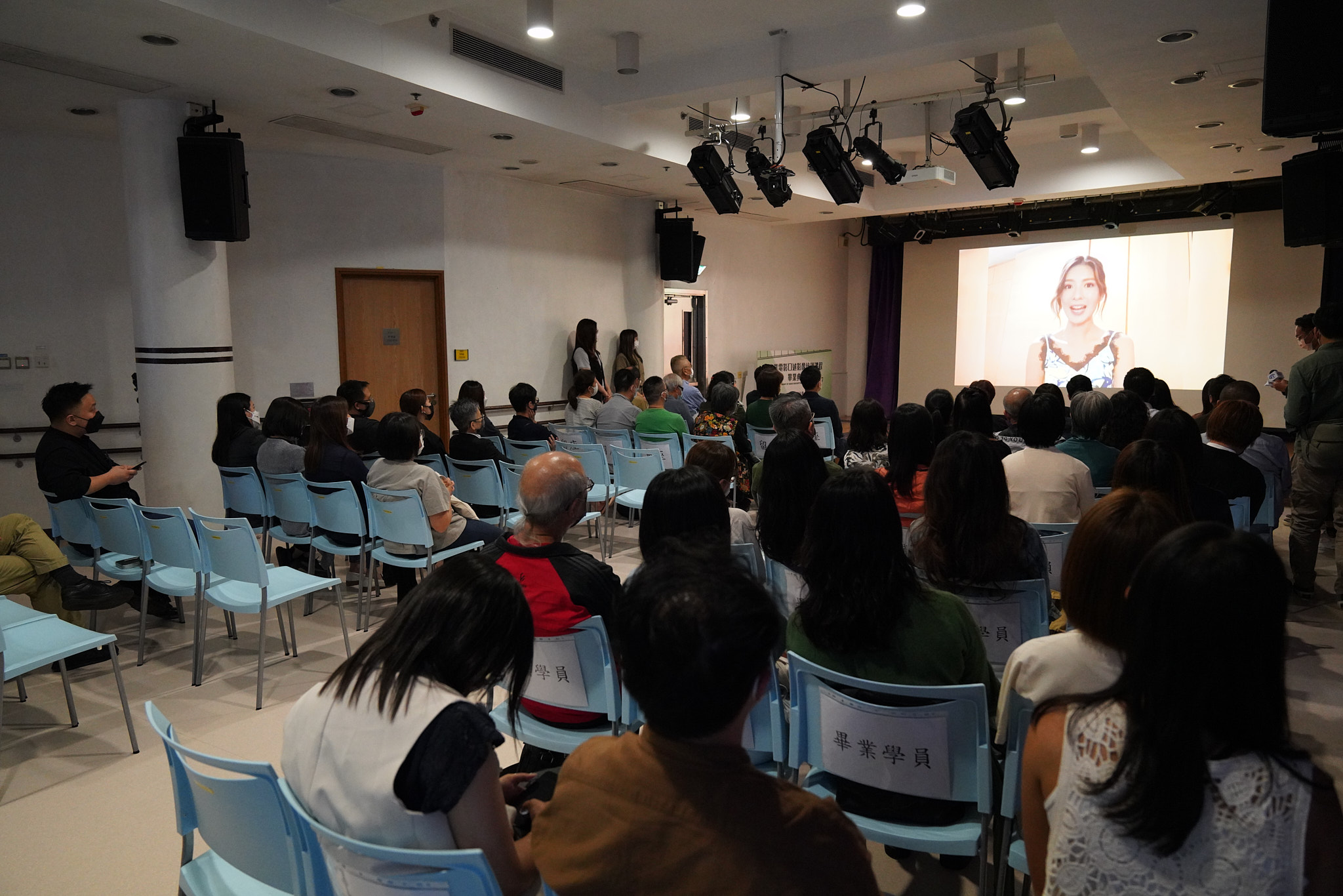 Artiste, Ms. Jennifer Yu, Audio Description Ambassador of HKSB congratulates graduates through video