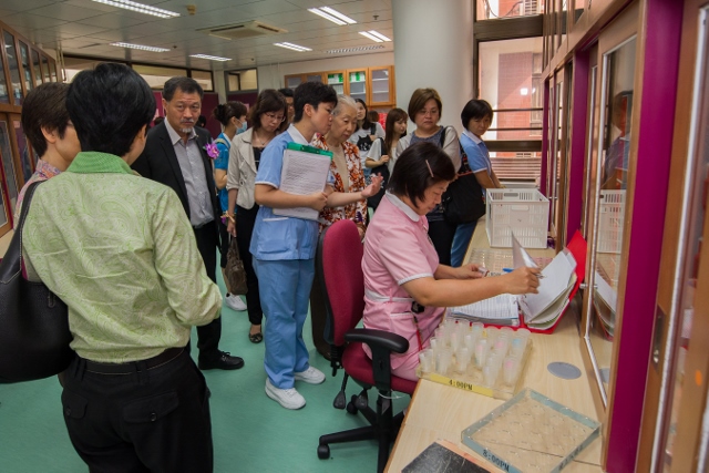 整齊的藥物儲存和安靜的環境，使職員能專心工作。