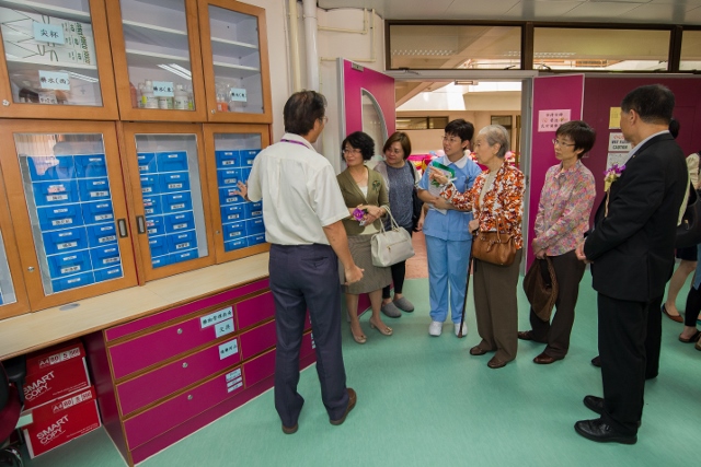 整齊的藥物儲存和安靜的環境，使職員能專心工作。