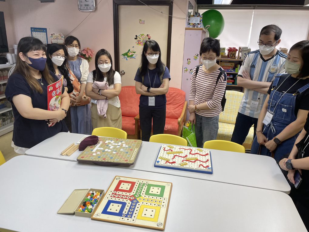 Visits to HKSB Rehabilitation Centre, Centralised Braille Production Centre, Family Resource Centre for the Visually Impaired and Information Accessibility Centre were arranged